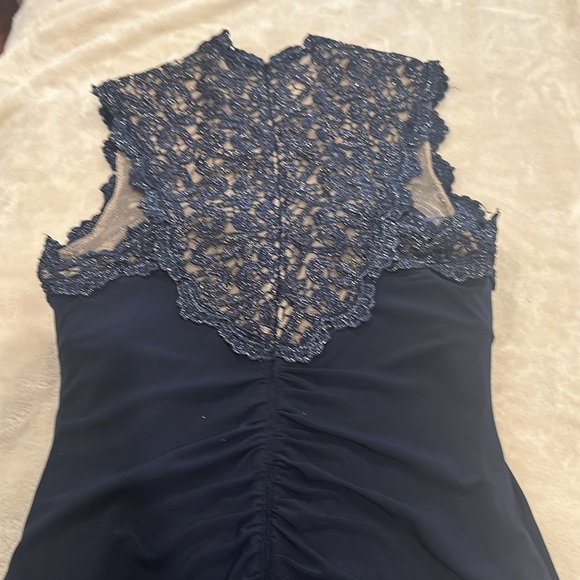 Xscape navy lace panel ruched dress, size 4. - Picture 6 of 8